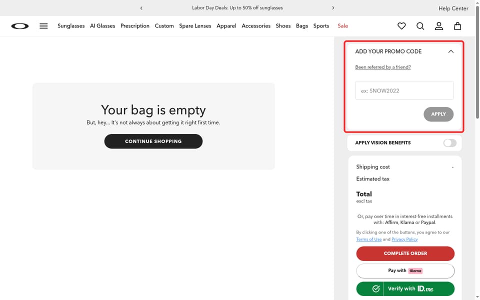 Oakley Standard Issue checkout page showing the ex: SNOW2022 field and Apply button